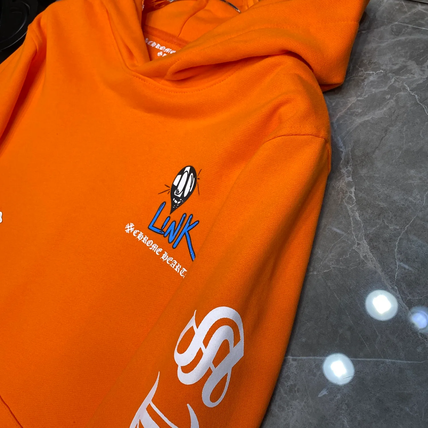 P240 Chrome Hearts Autumn and Winter 2025 Available at counters simultaneously ❤️ Chrome Hearts Matty Boy cross embroidery leather graffiti hoodie sweatshirt SVIP customized version! ! High version of Pinpi! ! Imported environmentally friendly glue printing and dyeing. Improved customized version 1:1. High-quality fabric with high weight. Recommended color: customized orange. Size: S, M, L, XL.